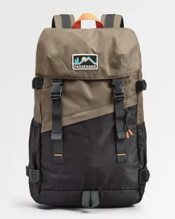 Boondocker Recycled 26L Backpack - Black/Khaki Green