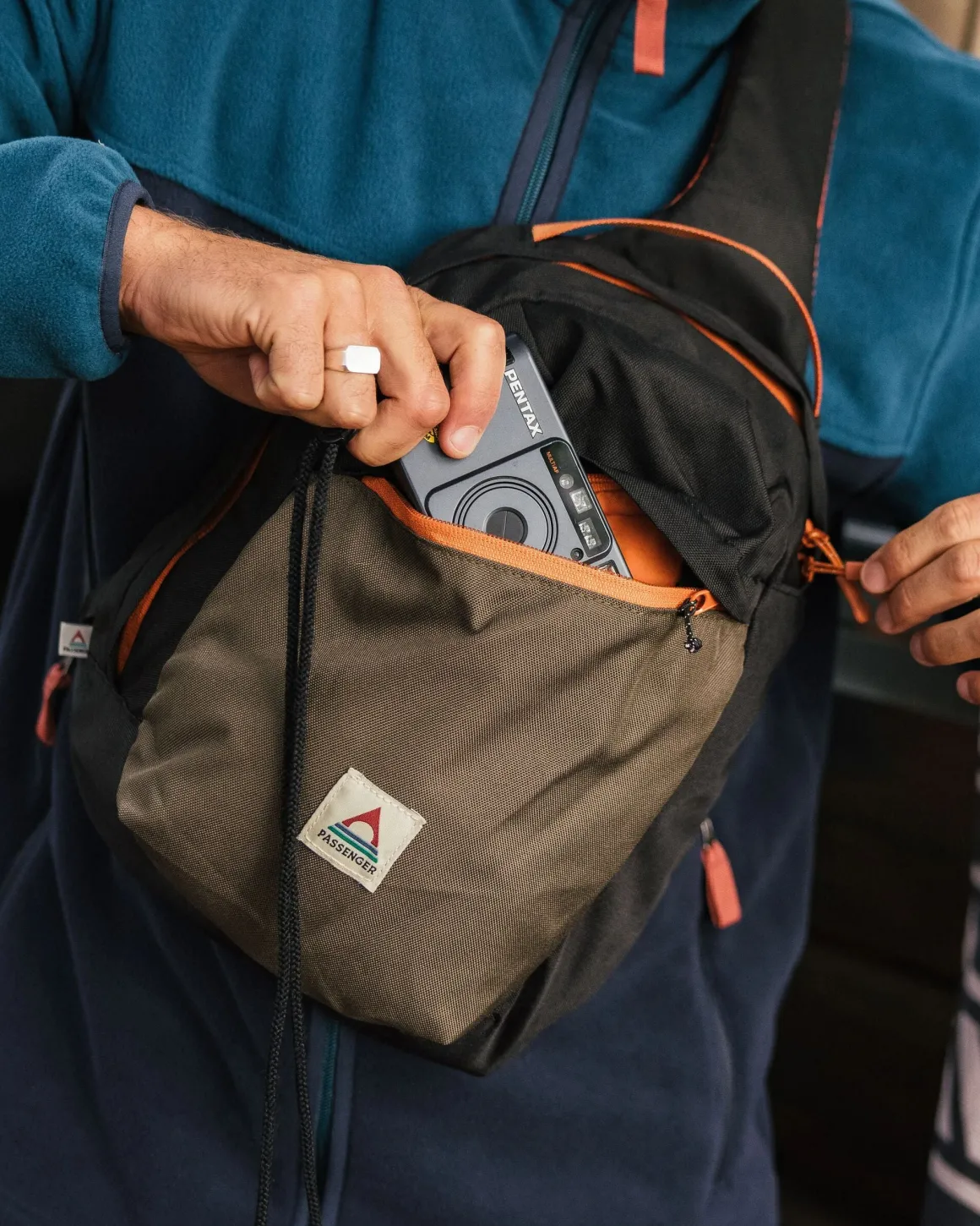 Boondocker Recycled Sling 8L - True Black/ Khaki Green