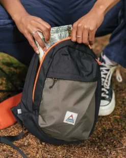 Boondocker Recycled Sling 8L - True Black/ Khaki Green