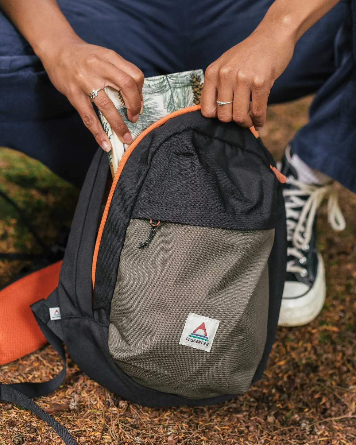 Boondocker Recycled Sling 8L - True Black/ Khaki Green