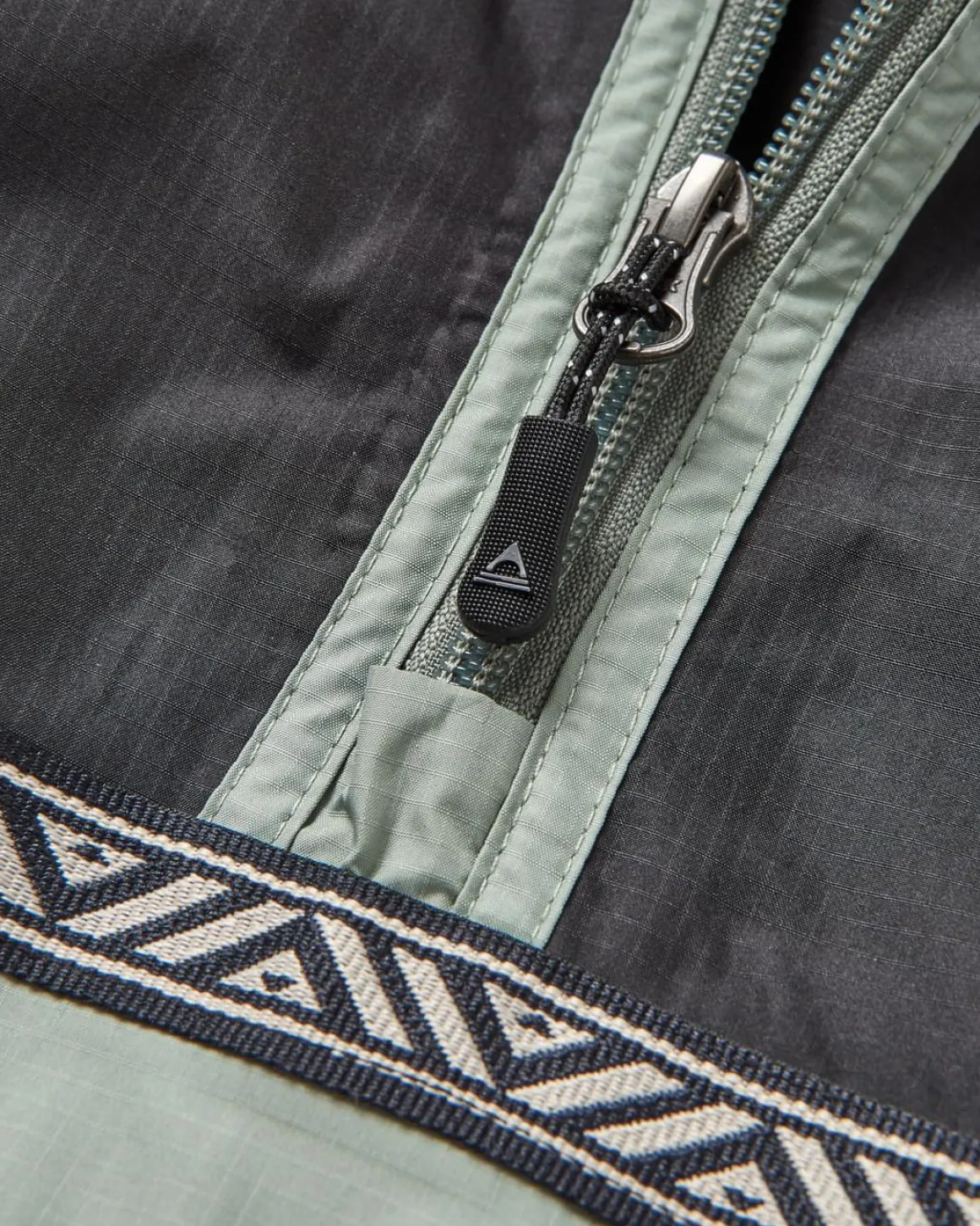 Flow Half Zip Recycled Water Resistant Jacket - True Black/Pistachio