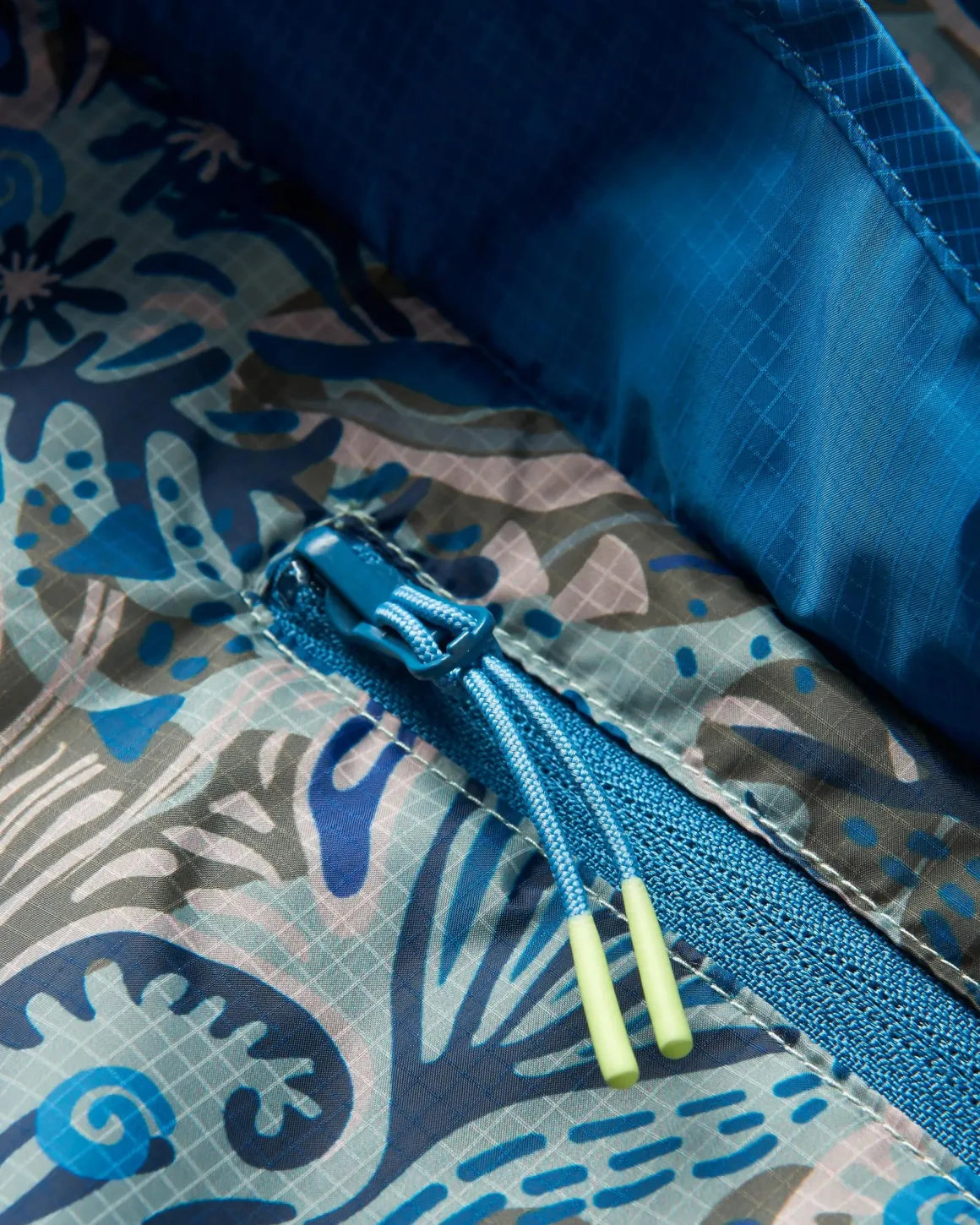 Gusto Recycled Windshell Pullover - Abstract Seaweed Pistachio